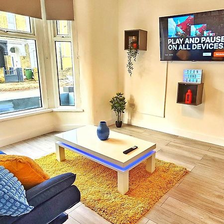 Вилла Stratford City - Luxe House With Garden Лондон Экстерьер фото